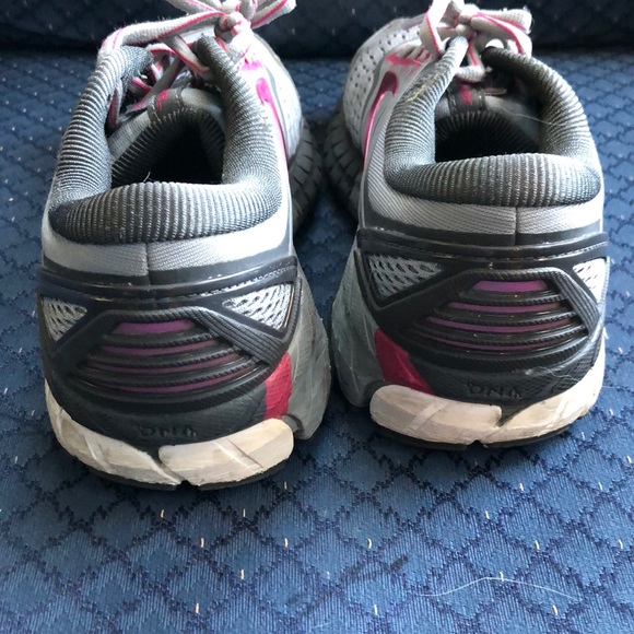 Brooks “Ariel 18” Shoe, Size 7.5 - Picture 5 of 12